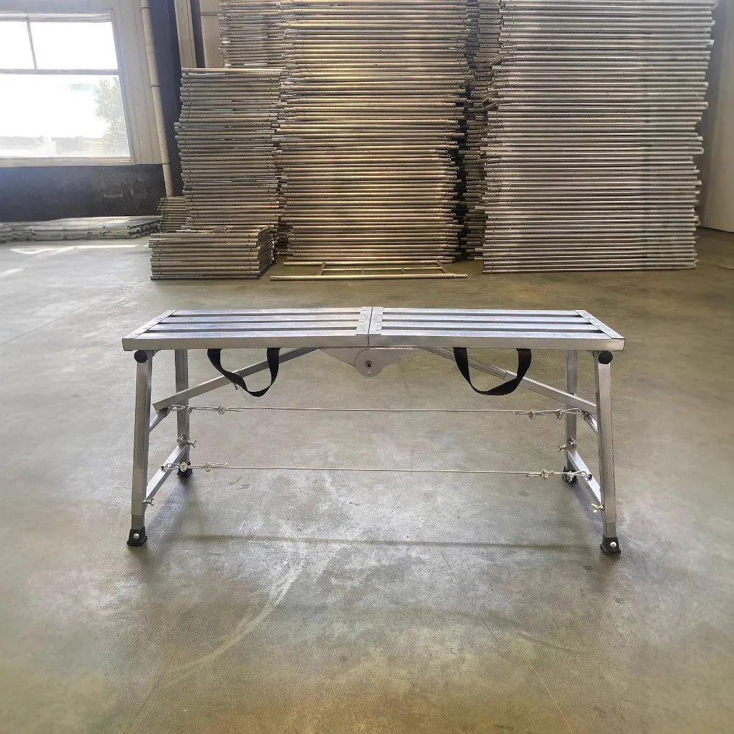 tabouret escabeau pliable argenté poignées noires rainures horizontales structure métallique stable cordes élastiques capacité