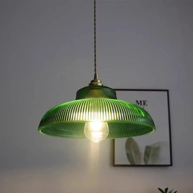 lampe suspendue vert moderne ampoule chaîne métallique rayures verticales salon chambre hall