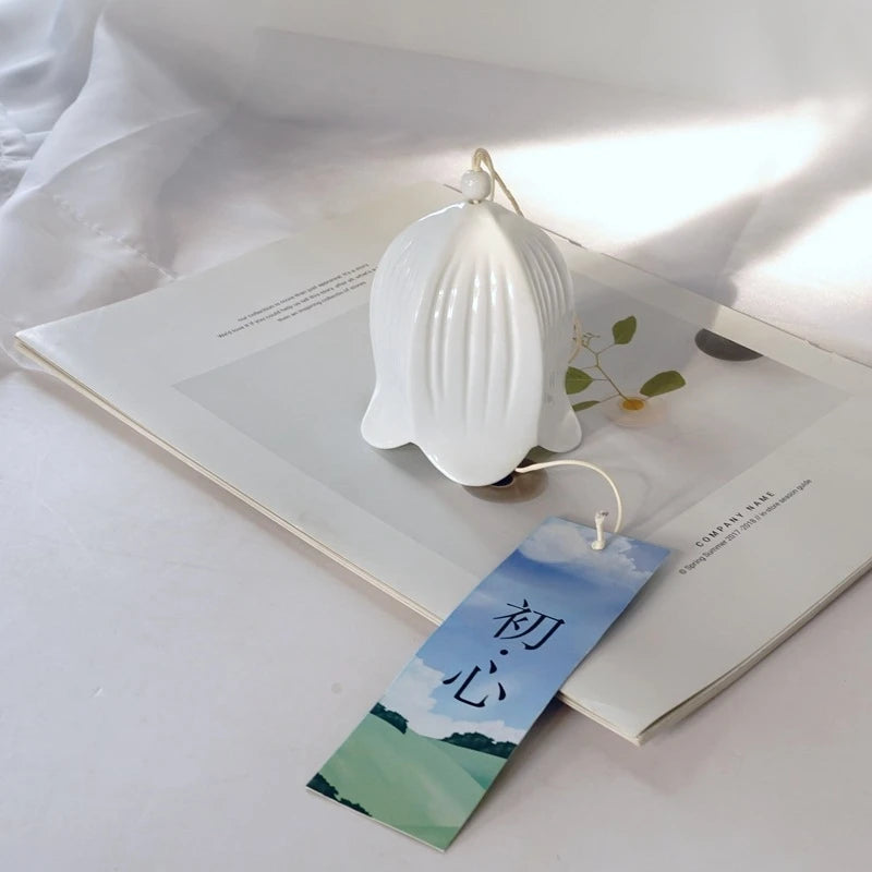cloche vent céramique relief floral jardin artisanal blanc rose bleu