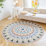 Un tapis rond décoratif avec un motif mandala coloré et détaillé, placé dans un salon lumineux et accueillant.