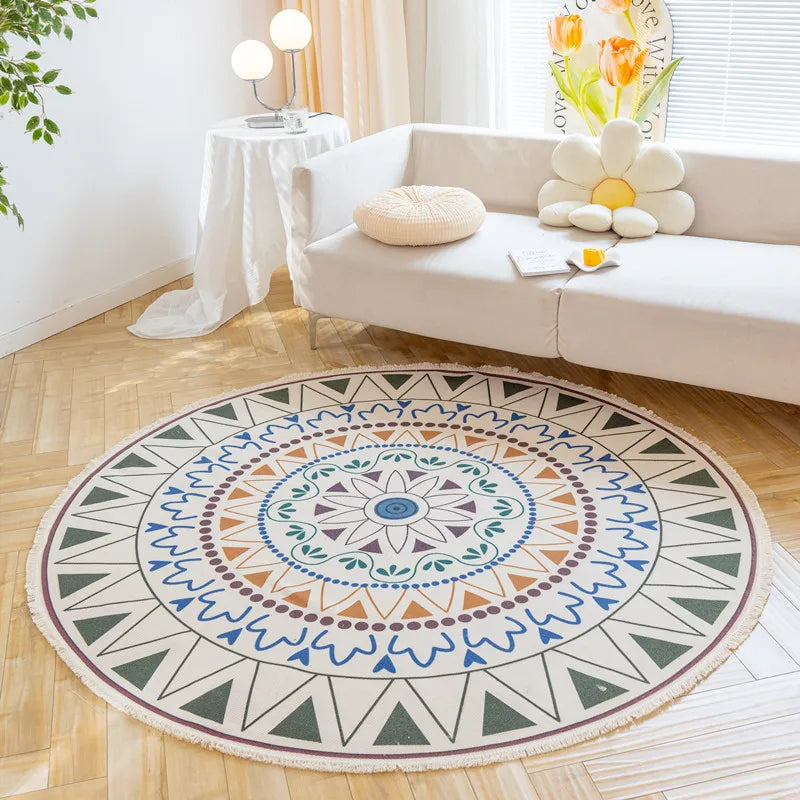 Un tapis rond décoratif avec un motif mandala coloré et détaillé, placé dans un salon lumineux et accueillant.