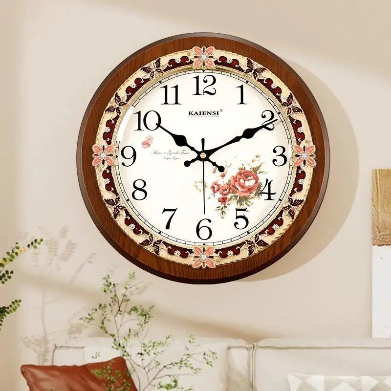 horloge murale bois massif aiguille quartz fond blanc motifs floraux reliefs dorés silent salon