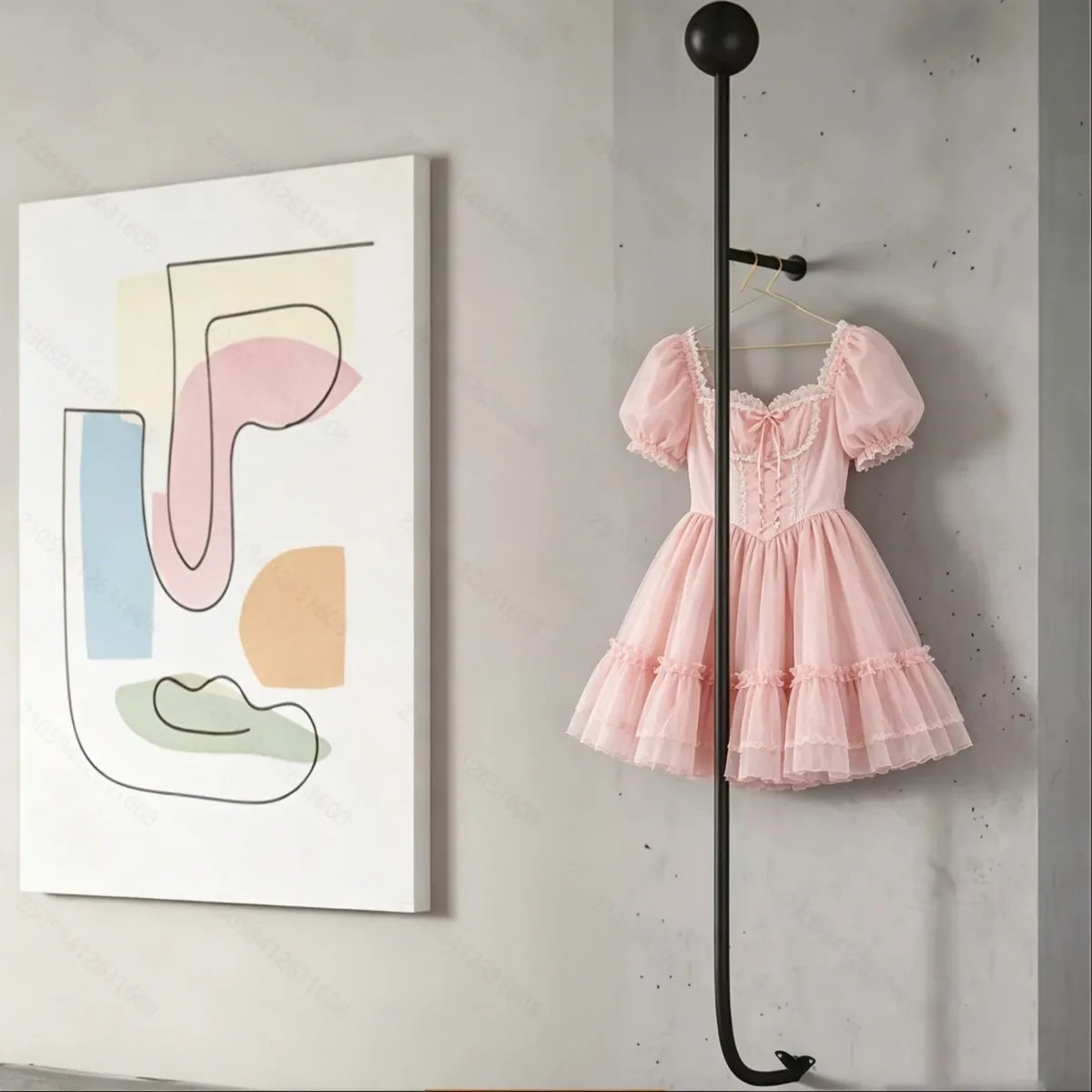 Porte-manteau mural blanc avec manteaux accrochés