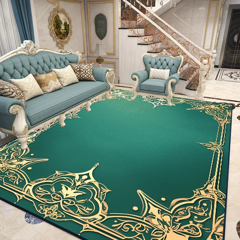 Un salon élégant et élégant, avec un canapé et des fauteuils en tissu bleu clair, posés sur un tapis vert et or aux motifs floraux.