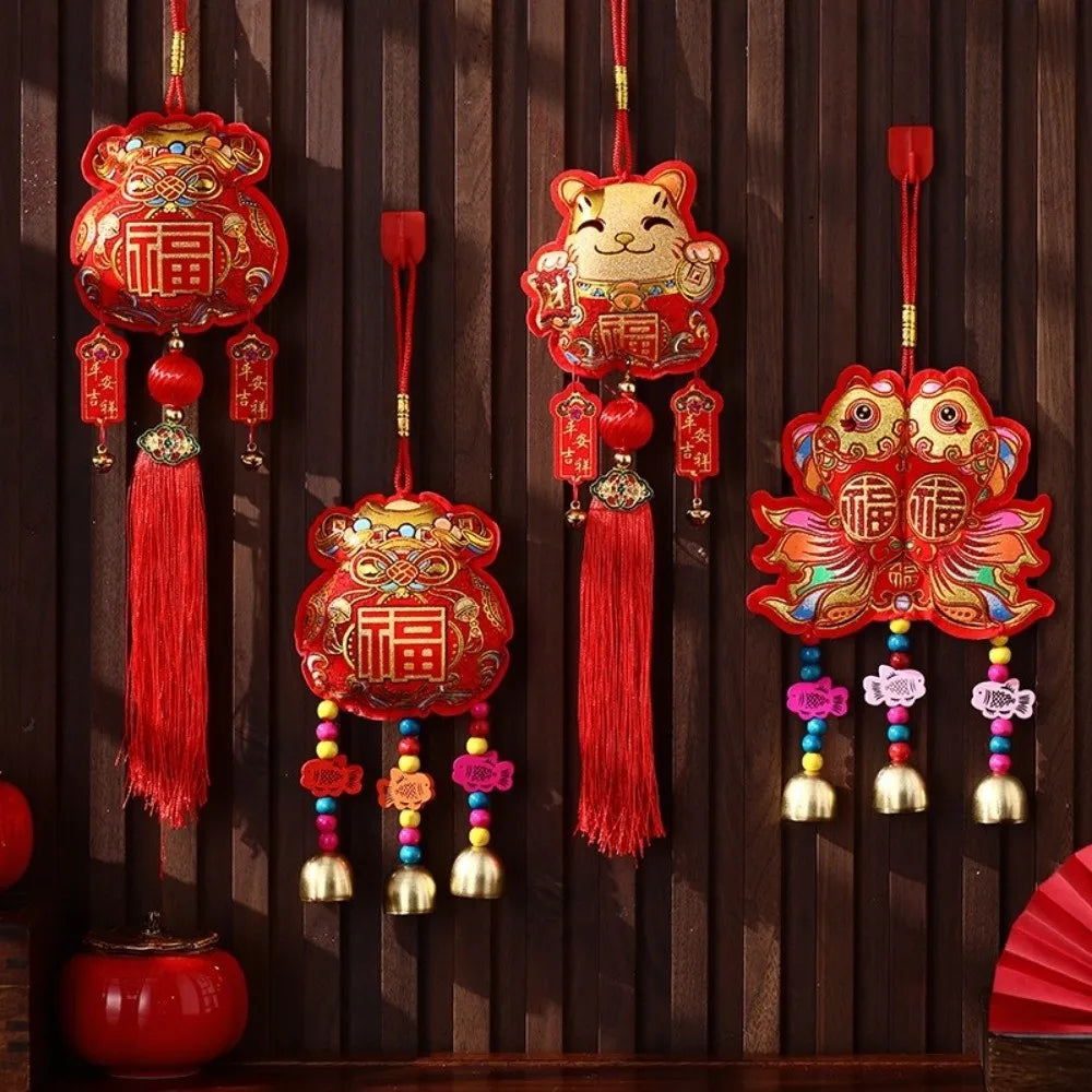décoration murale chinoise brodée rouge or poissons clochettes rubans suspension artisanale festive