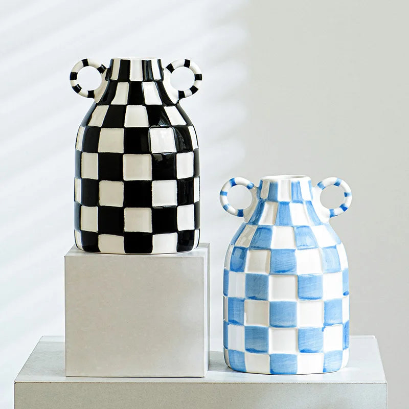vase moderne porcelaine carreaux noir blanc bleu décoration intérieure branches sèches fleurs séchées contemporain