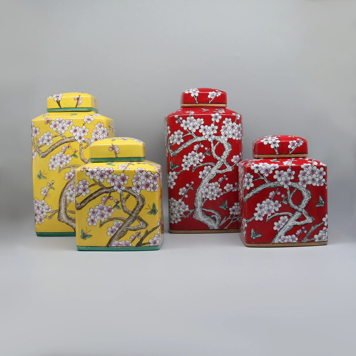 Vases décoratifs en céramique de style asiatique avec des motifs floraux délicats et des couleurs vives.