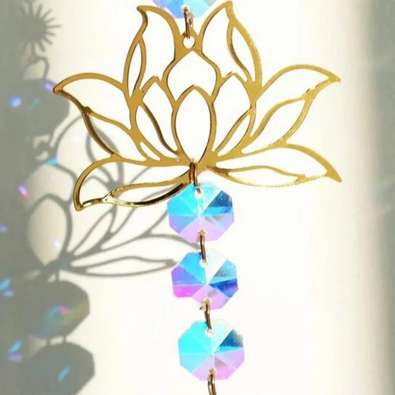 pendentif décoratif cristal fleur lotus facetées chaîne dorée arc ciel jardin extérieur