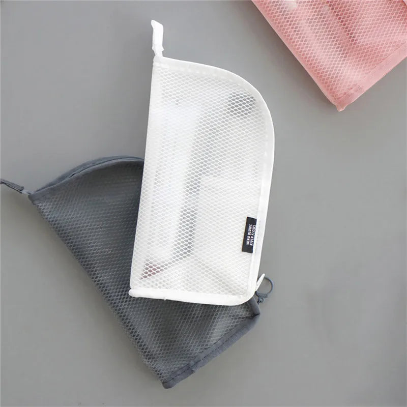 sac toilette voyage transparent rose gris blanc maille minimaliste elastiques brosse dents dentifrice maquillage