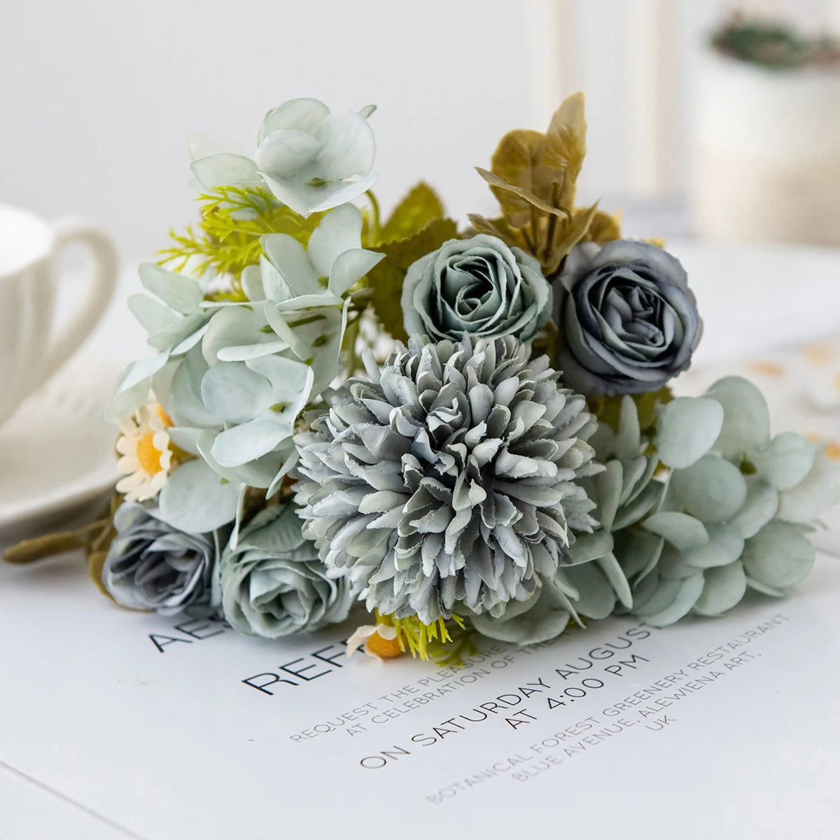 bouquet artificiel fleurs blanches roses claires intérieur décoration moderne minimaliste chambre table mariage anniversaire