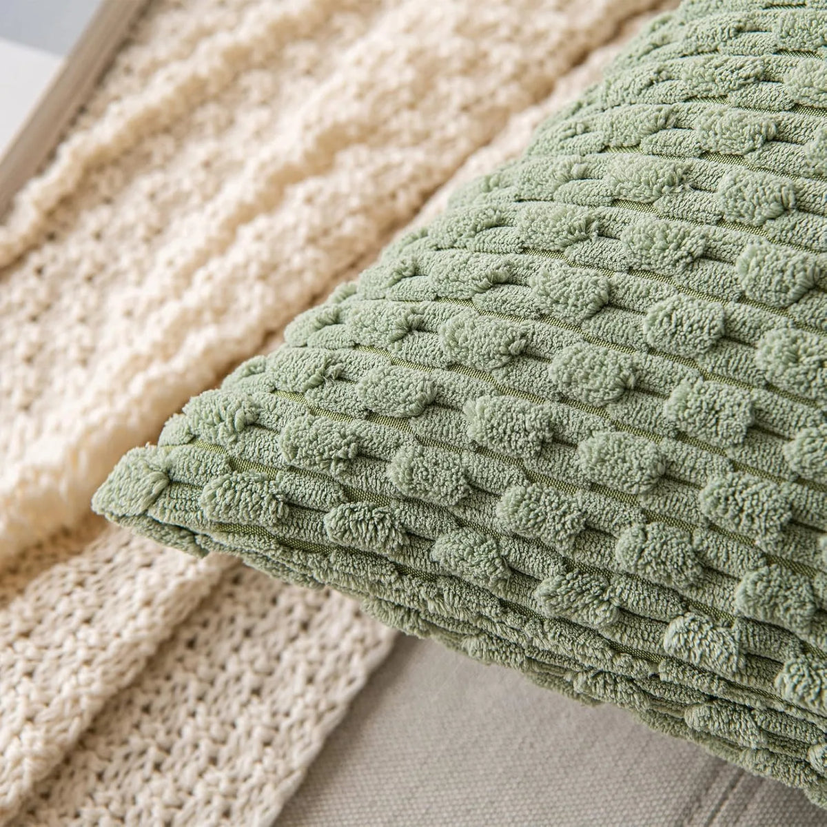 coussins carrés vert clair beige rose pâle texture tissée pompons moderne fermeture glissière