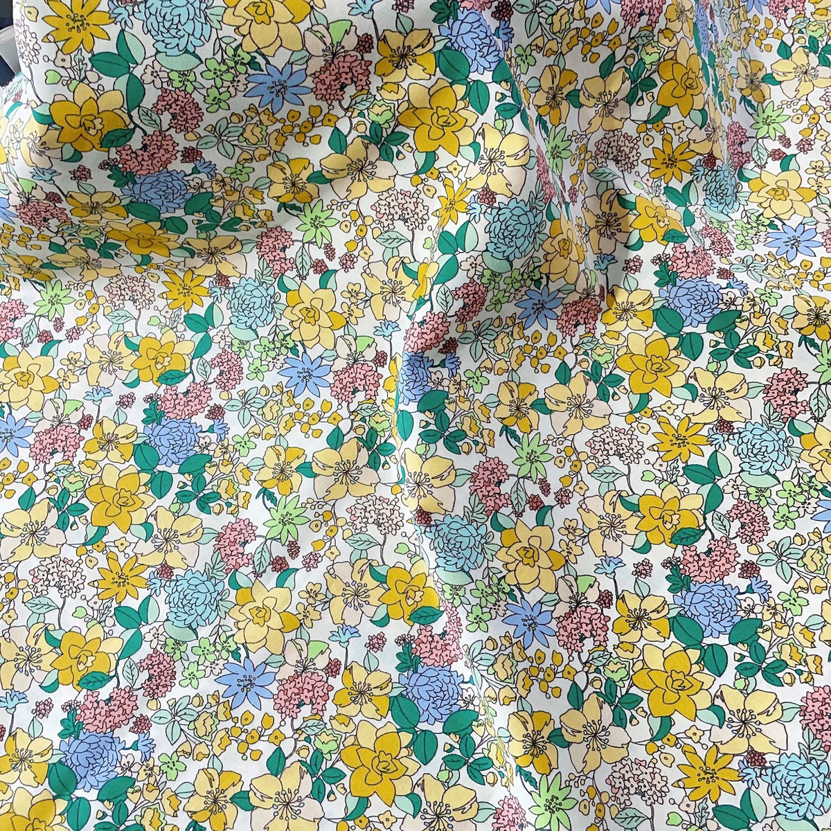 tissu imprimé floral multicolore coton biodegradable popeline 145cm large fleurs feuilles traditionnel decoration bricolage