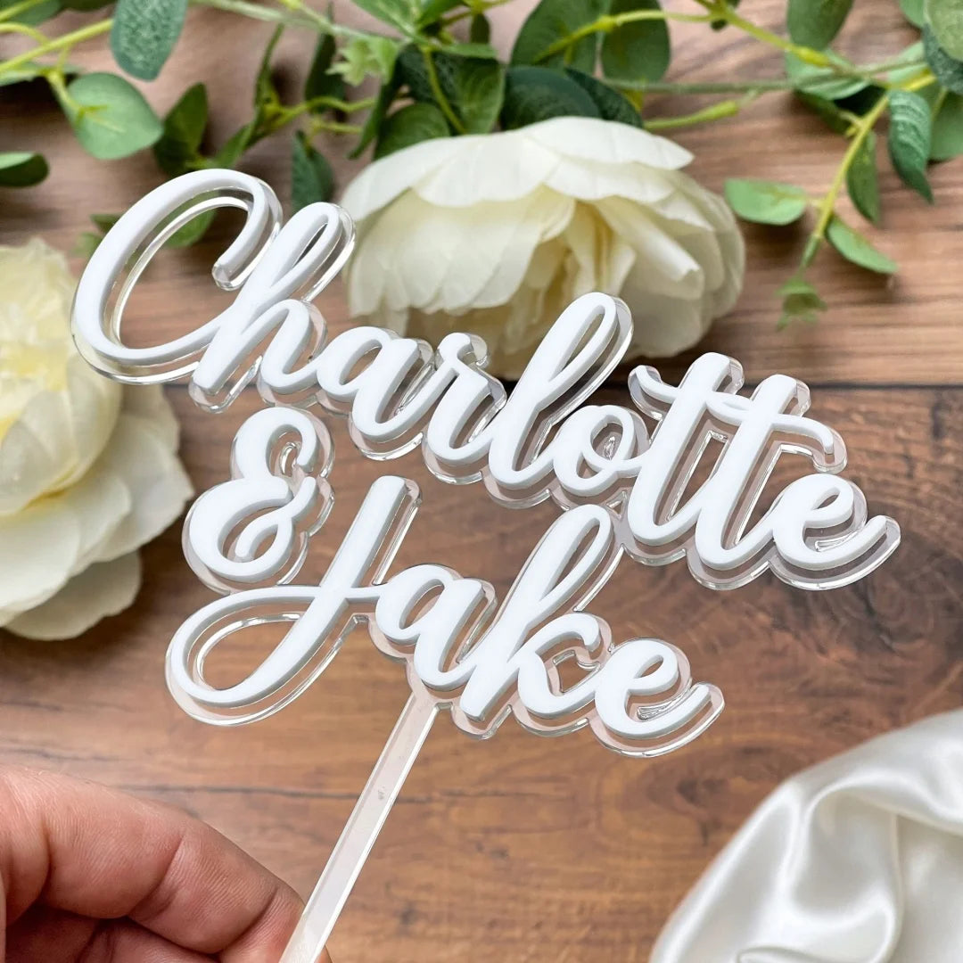 décoration gâteau mariage transparente lettres stylisées acrylique moderne élégante calligraphie pique sophistiquée reliefs personnalisée