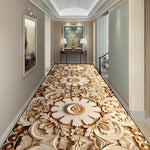 Couloir élégant avec des motifs floraux sculpturaux sur le sol, une console décorée et un cadre mural de paysage, créant une ambiance raffinée et accueillante.