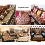 Ensemble de meubles et décoration d'intérieur fleuris et ornementés, avec des canapés, des fauteuils et des accessoires de style traditionnel.