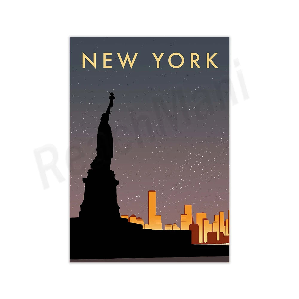 Vue nocturne de la ville de New York avec la célèbre Statue de la Liberté au premier plan.