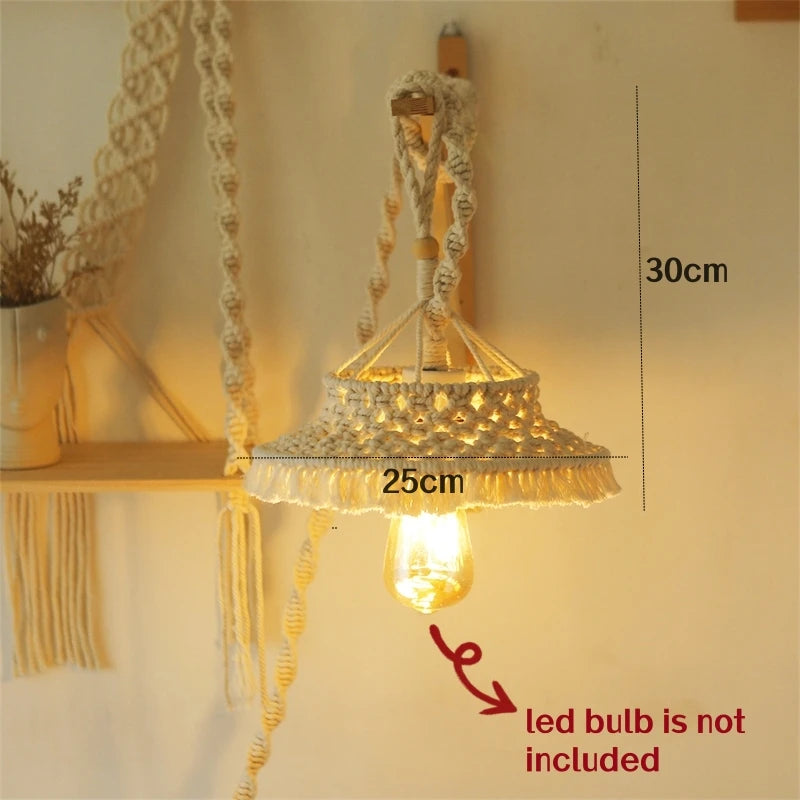 lampe suspendue boho macramé blanc cassé motifs géométriques boule bois franges decoration maison salon
