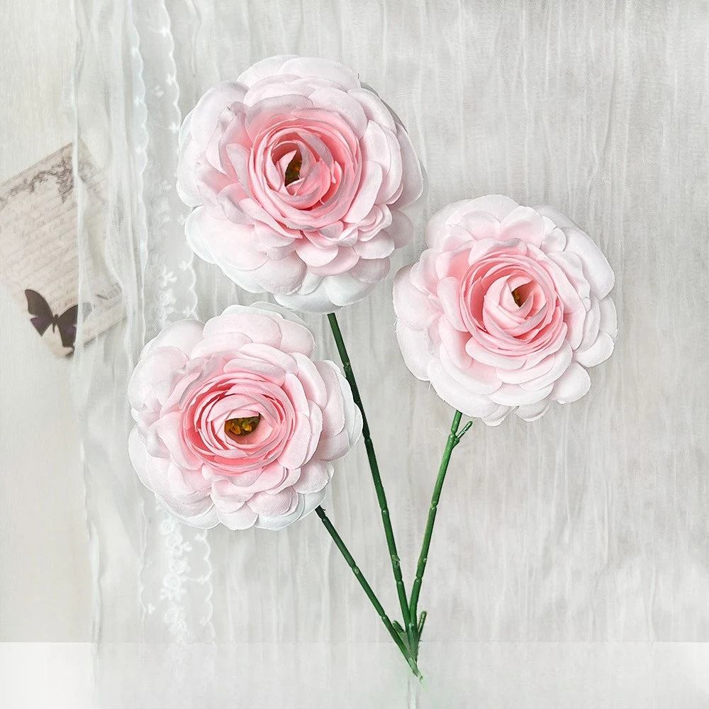décoration intérieure fleurs artificielles soie rouge rose blanches classiques tringle mariage anniversaire