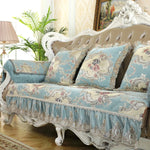 Un canapé confortable aux motifs floraux pastel, avec des coussins assortis et une riche décoration intérieure.