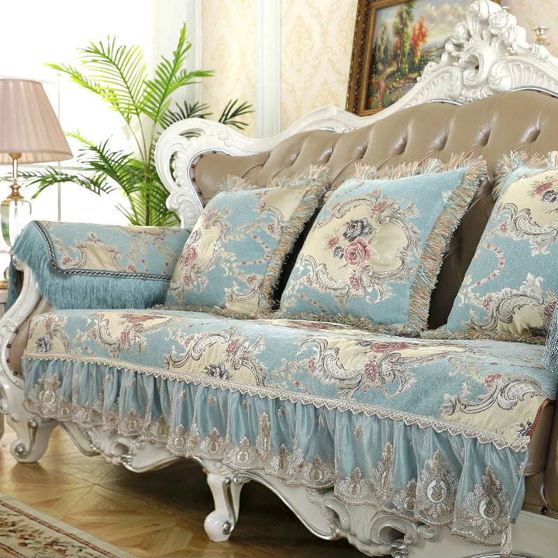 Un canapé confortable aux motifs floraux pastel, avec des coussins assortis et une riche décoration intérieure.