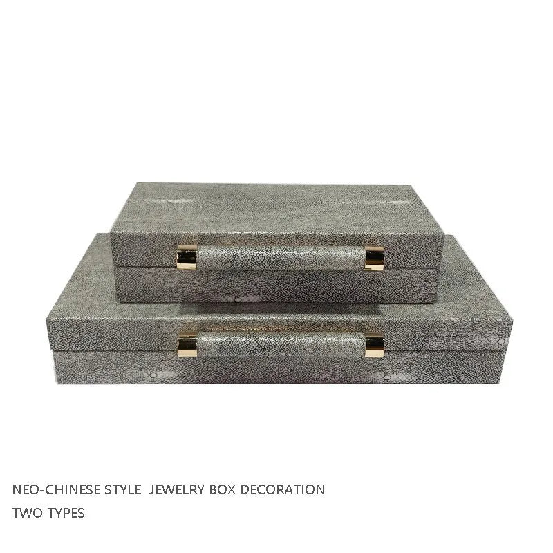 boîtes bijoux bois cuir gris métallisé texture grainée moderne élégantes poignées dorées rangement préservation