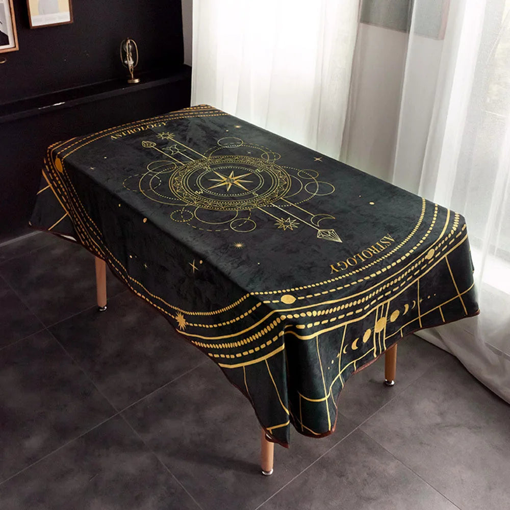 Cette nappe noire et dorée, ornée de motifs astrologiques, crée une ambiance mystique et élégante dans la pièce.