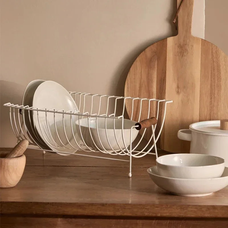 rangement vaisselle métal filaire poignées bois blancs bols assiettes modernes scandinaves cuisine