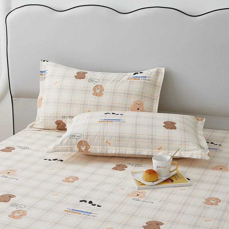 Des oreillers et une literie avec un motif mignon de chiots imprimés.