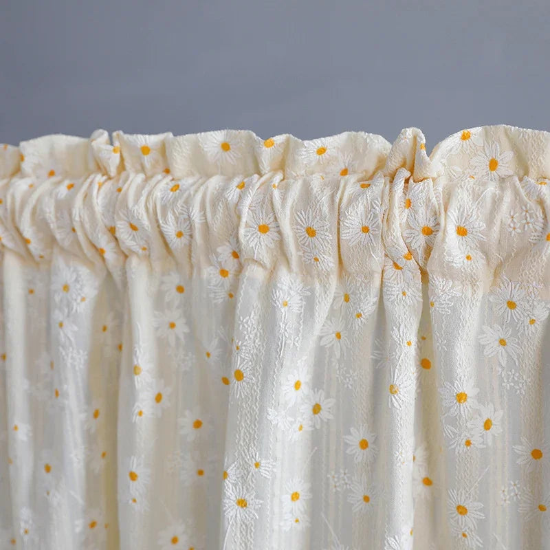 rideau fleuri vintage coton semi transparent pompons beige clair décoration romantique