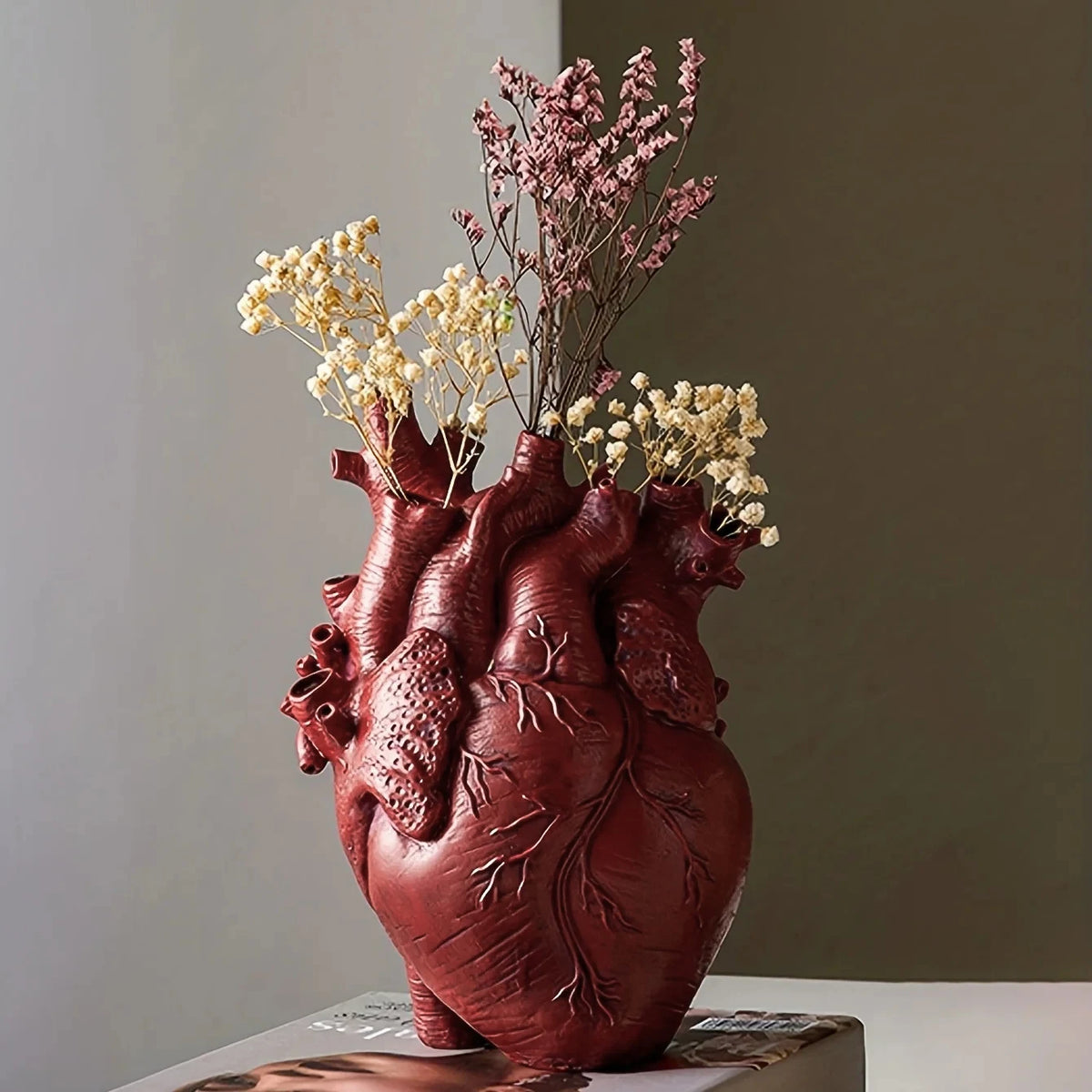 vase cœur anatomique détaillé rouge blanc noir fleurs séchées contemporain réalisteintérieur