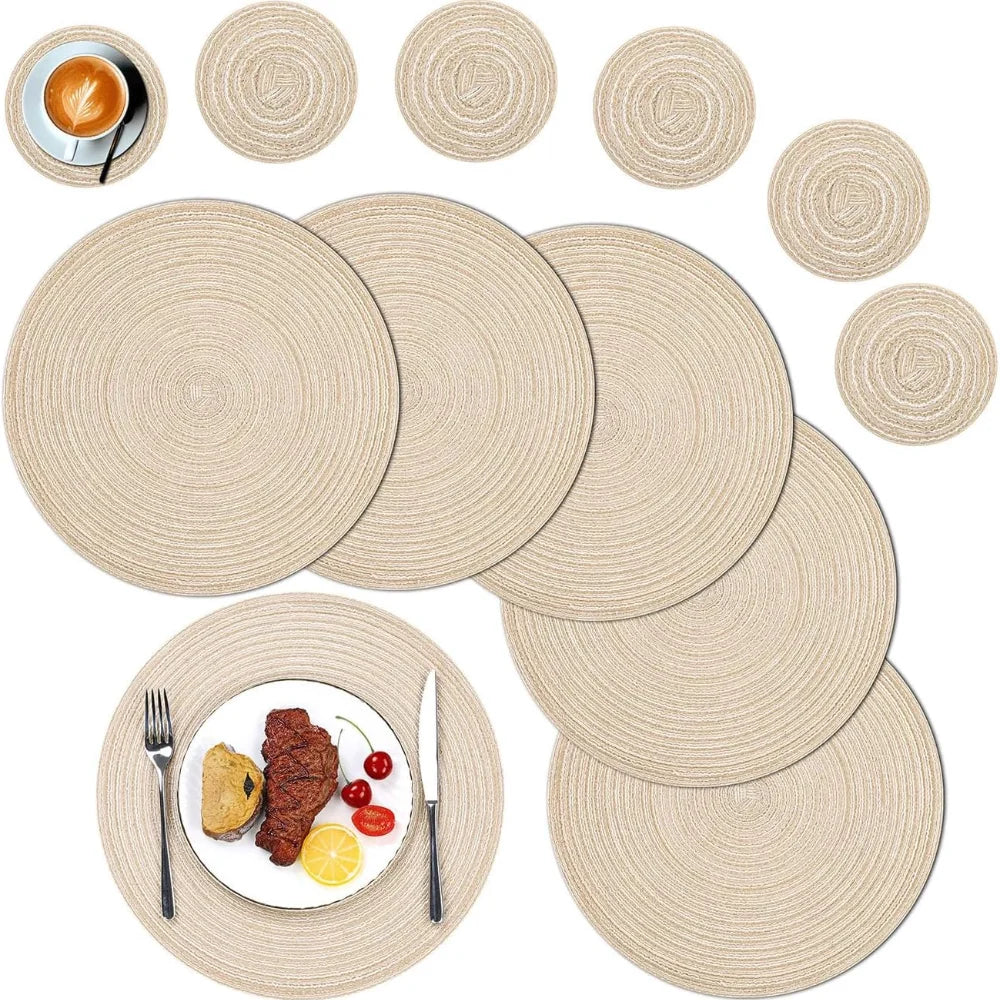 Set de 6 sets de table ronds en tissu tressé kaki foncé sur une table en bois