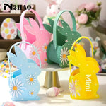 sac main forme lapin fleurs blanches taches noires couleurs vert rose bleu jaune pâques