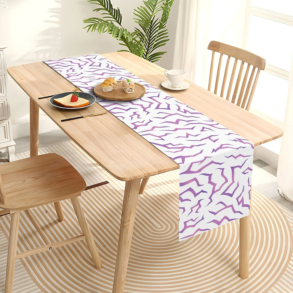 nappe runner moderne violet abstraits vagues assiettes blancs fourchettes couteaux bougie fleurs fruits