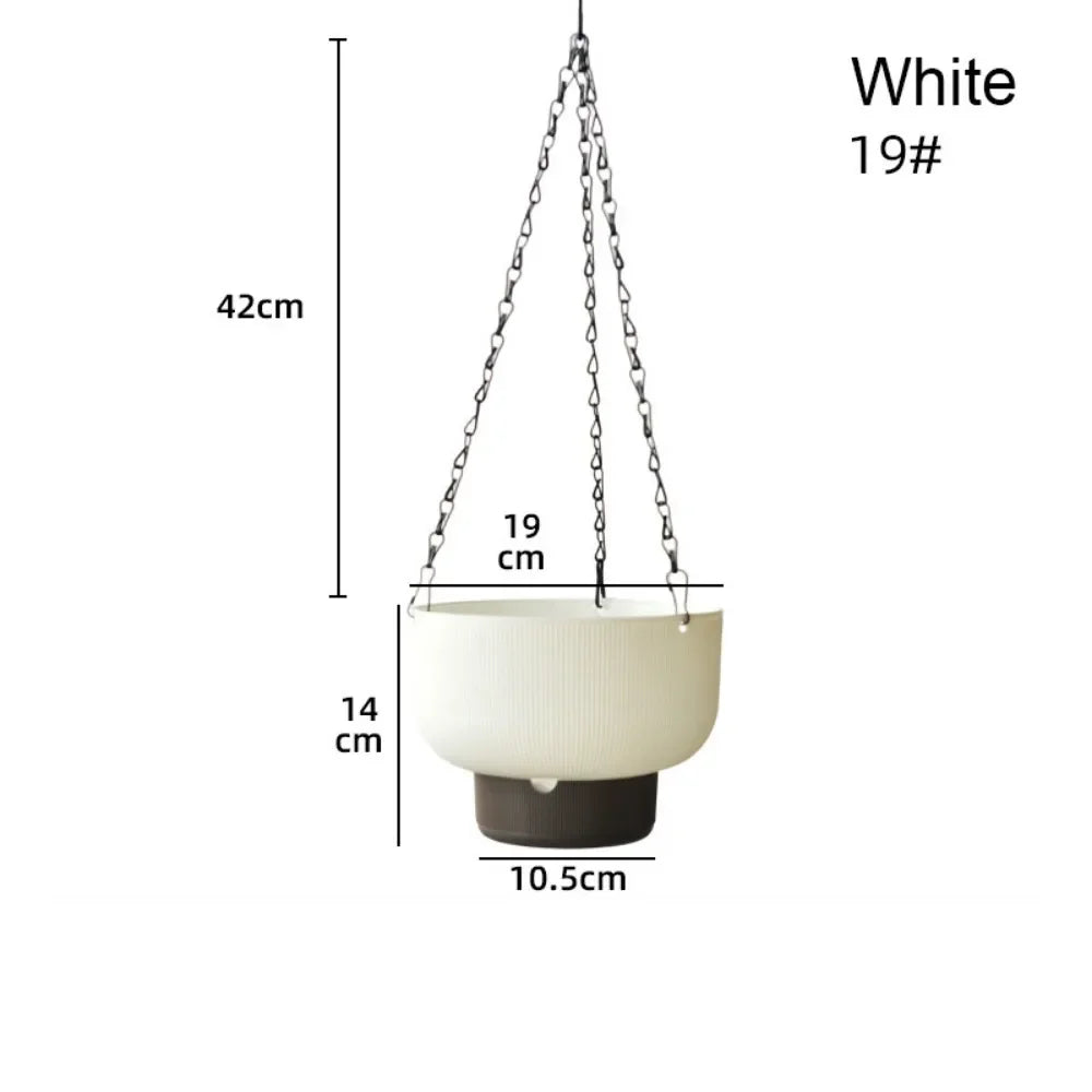 pots plante suspendus auto arrosants rayures verticales chaînes métalliques blanc vert gris moderne