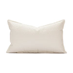 Coussin décoratif blanc texturé avec un motif géométrique subtil.