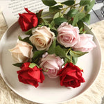 décoration intérieure bouquet roses noires rouges blanches feuilles vertes classique mariage anniversaire fêtes