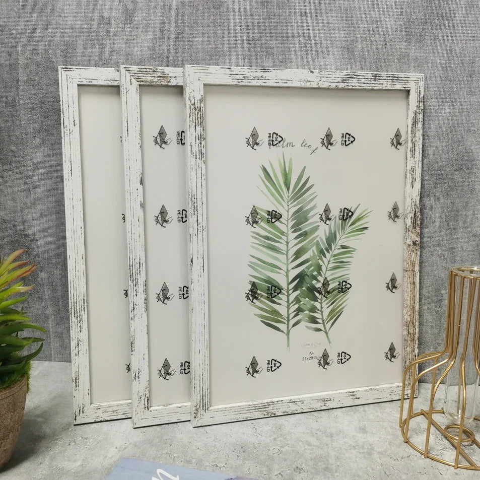 Cadre photo bois sur bureau avec plante