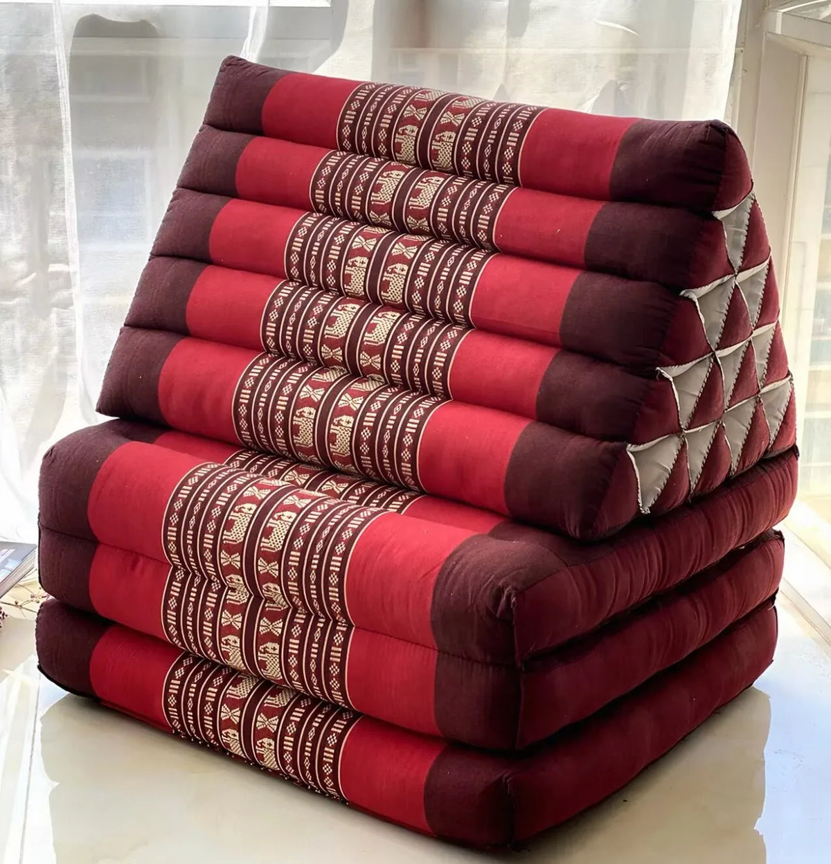 coussin pliable moderne rouge marron vert bleu rayures horizontales motifs géométriques asie sud est