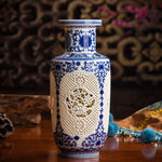 Un vase en porcelaine bleu et blanc orné de motifs floraux et géométriques élégants, avec un design ajouré délicat.