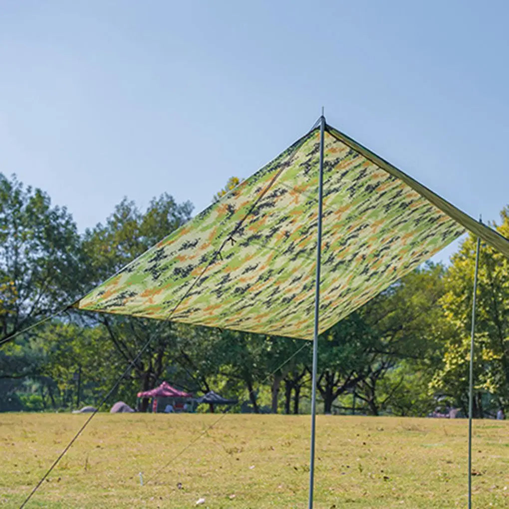 Bâche étanche installée dans un jardin avec mobilier extérieur