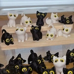 figurines chats miniature résine noir blanc yeux jaunes brillants cartoon mignon décoration erotiquecollector