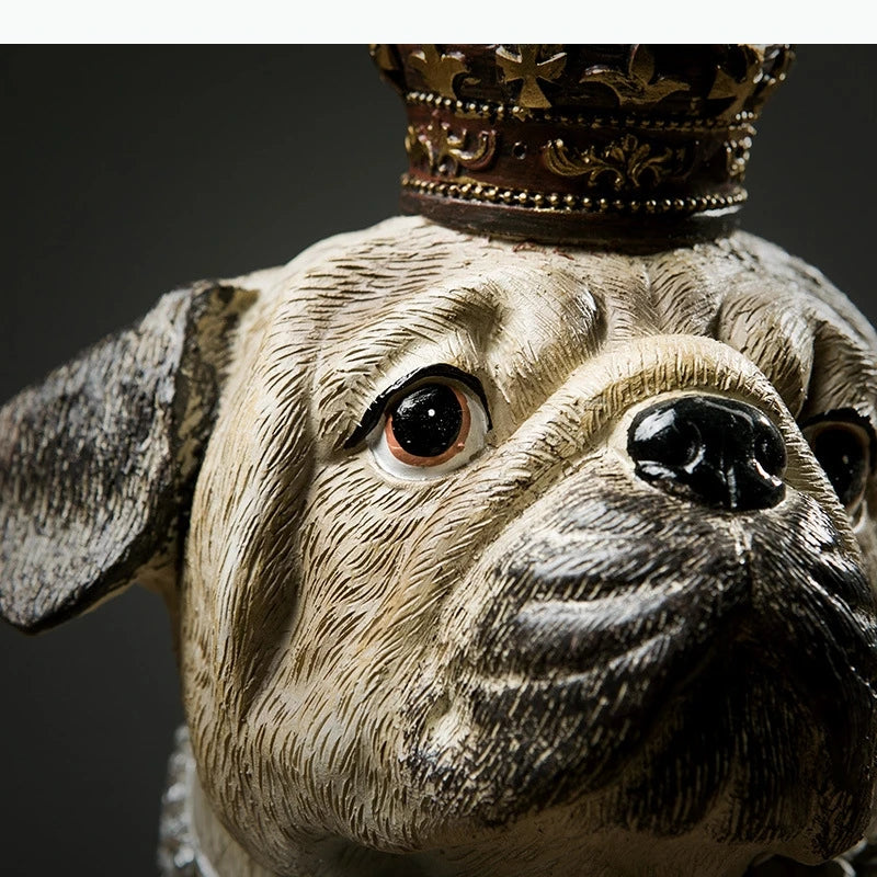statuette chien bouledogue couronne collier aspect vieilli texture rugueuse décoration chambre moderne