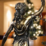 statue justice métal bronze détails sculpturaux balance épée décoration intérieure classique européenne