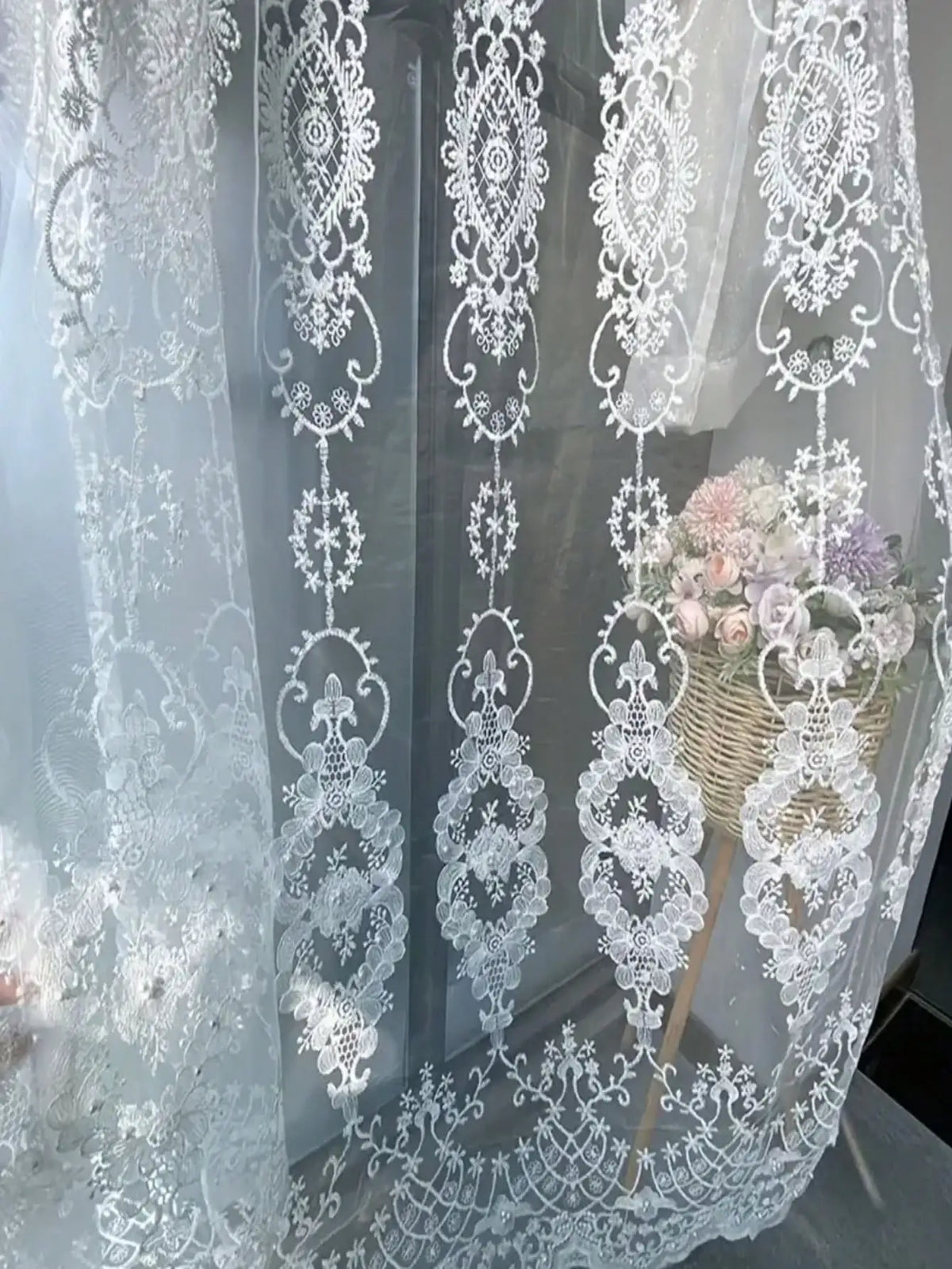 rideau blanc brodé fleurs transparent moderne élégant français chambre salon decoration blanches