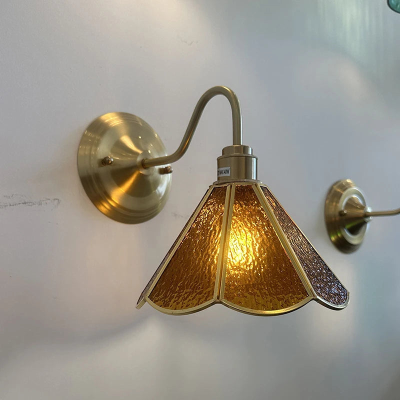 suspension lumineuse verre teinté art deco or marron bleu clair motifs géométriques opacité chaînes