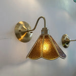 suspension lumineuse verre teinté art deco or marron bleu clair motifs géométriques opacité chaînes