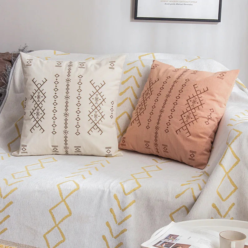 coussin carré beige clair motif géométrique moderne broderie lignes triangles décoration salon maison