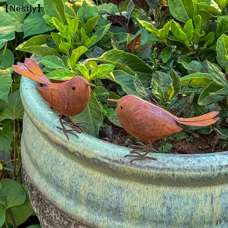 statues oiseaux marron rouille métal rustique jardin extérieur décoration aspect vieilli texture rugueuse deux