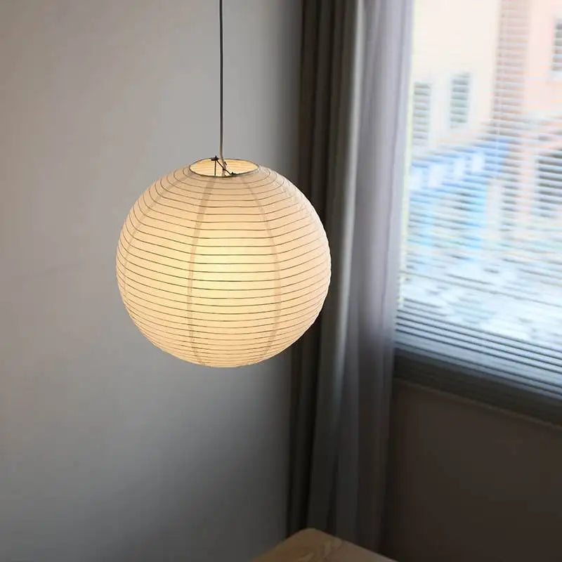 suspension lumineuse moderne blanc rayures horizontales opacité câble suspendu salon chambre principal