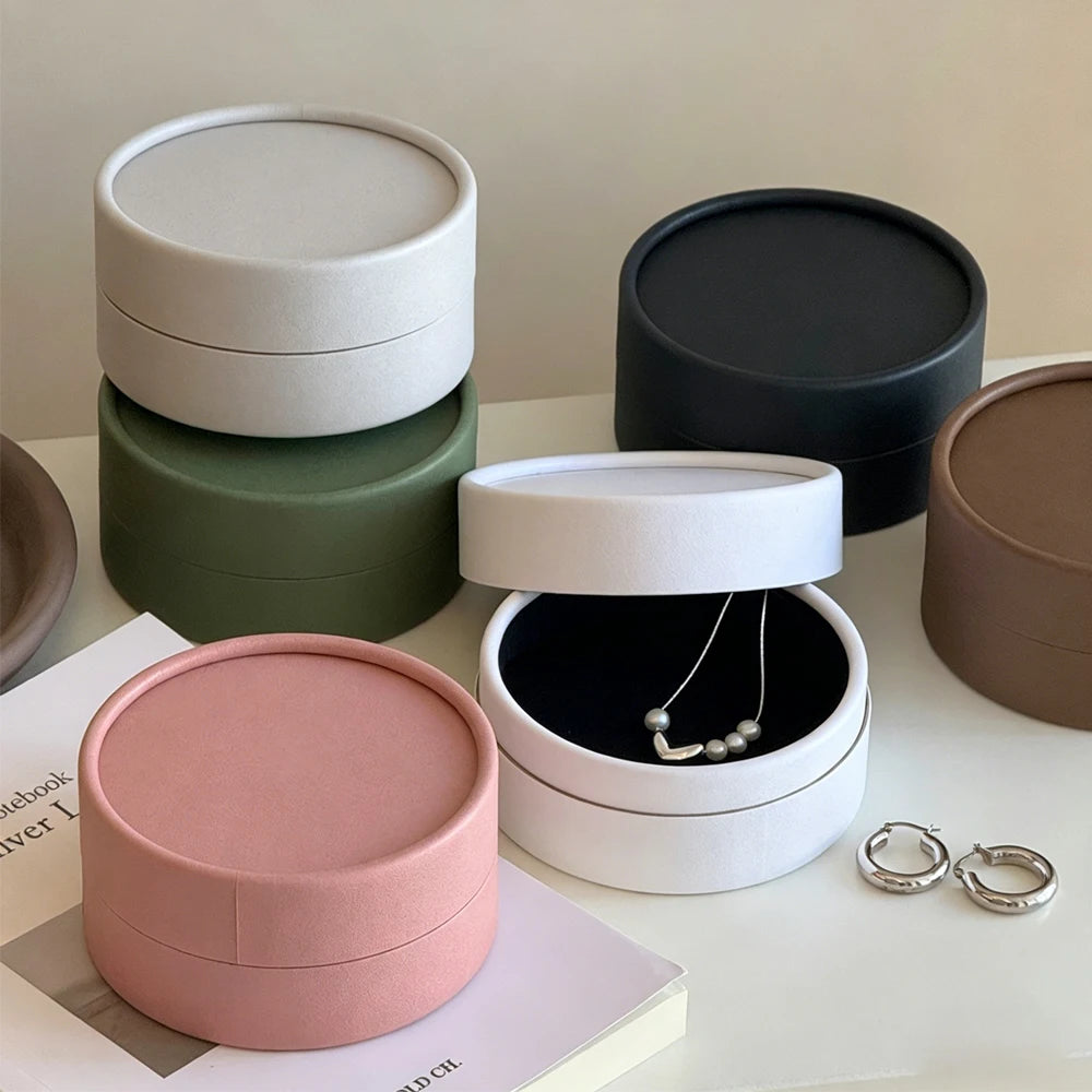 boîtes bijoux velours gris vert rose marron noir organisation bijouterie moderne minimaliste étui emballage